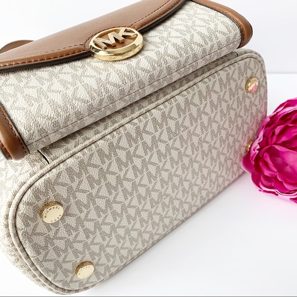 Michael Kors Jet Set Tote and Wallet Set - Picture 6 of 12